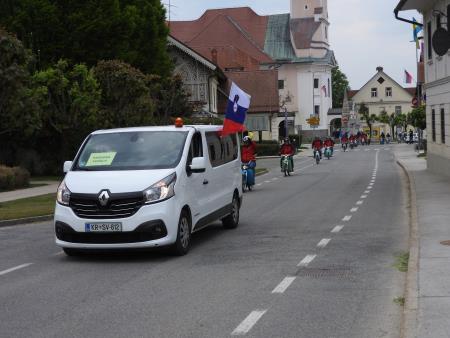 V paradni vožnji skozi Cerklje  je letos sodelovalo kar 150 vozil
